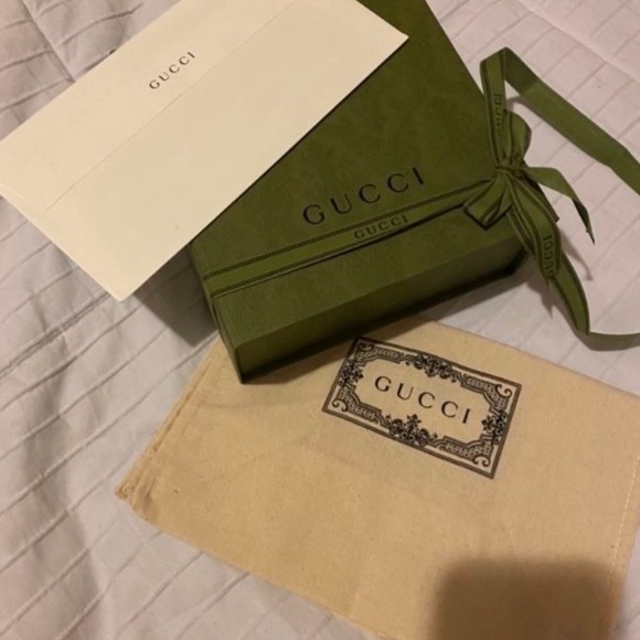 Gucci Belt, worn twice. Still brand new paid over 500$ for it.Have box& receipt - Picture 2 of 5